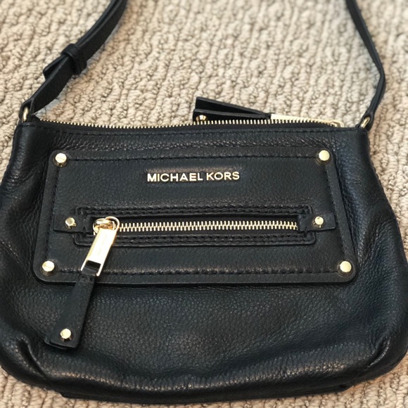 michael kors purse with zipper in front